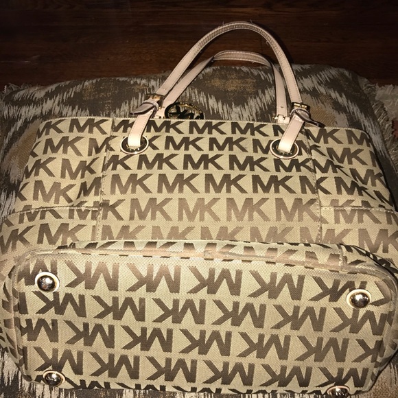 Micheal kors purse - Picture 2 of 5